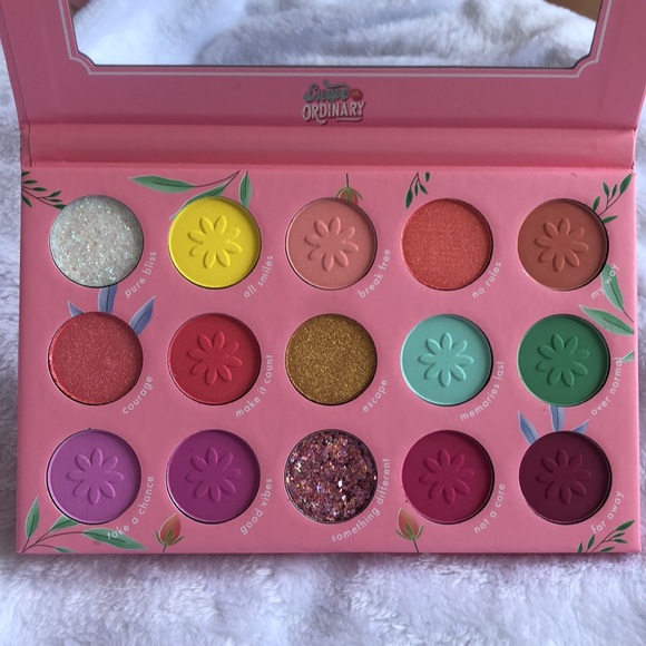 KARA BEAUTY Escape the Ordinary Shadow Palette 💗 - Picture 2 of 2